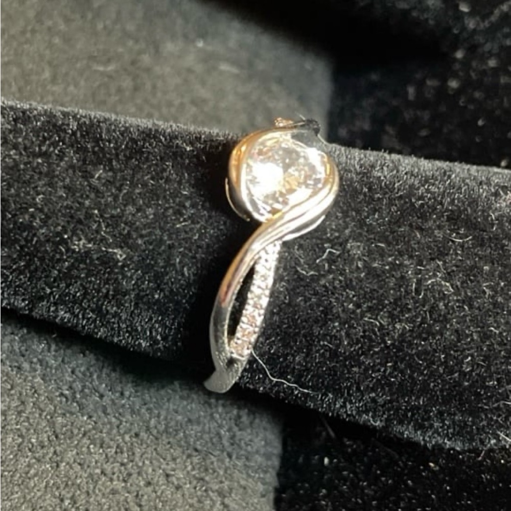 Gorgeous Certified 1.0 Round Brilliant Cut Moissanite Diamond Ring. Size 8 - Picture 6 of 11